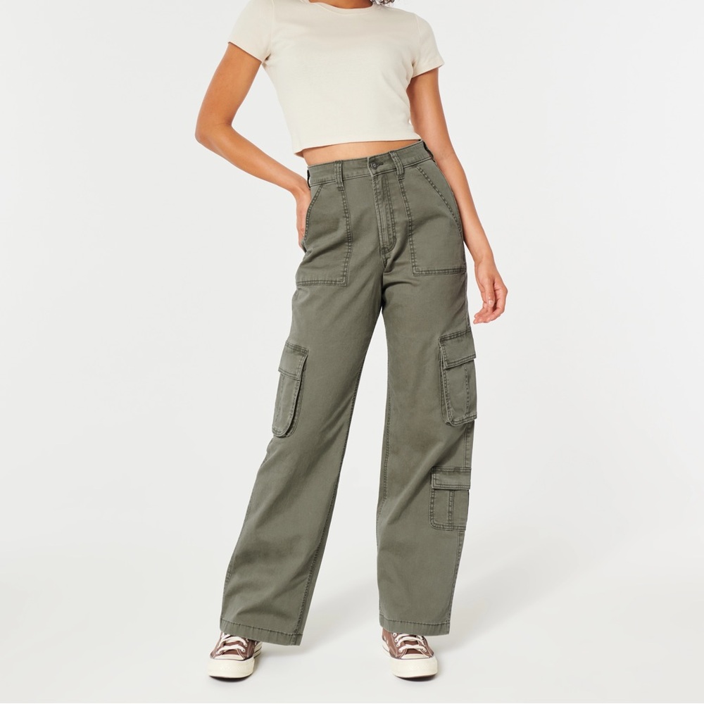 SALE THIS WEEKEND! 🍾 
Hollister Ultra High-Rise Baggy Pants